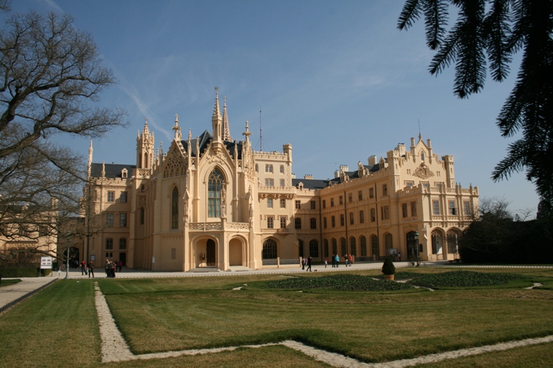 Statiniams būdinga gotikos, baroko, klasicizmo architektūra